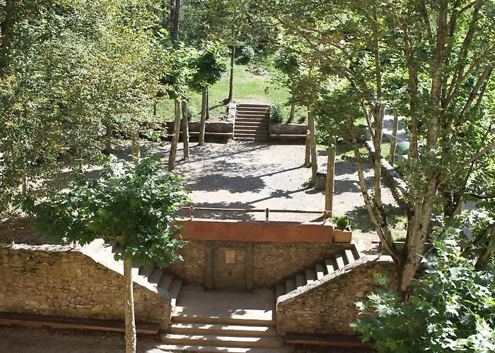 Hostel Roques Blanques *