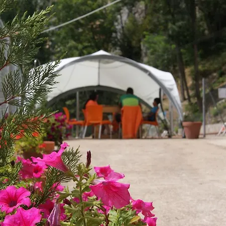 Hostel Roques Blanques *