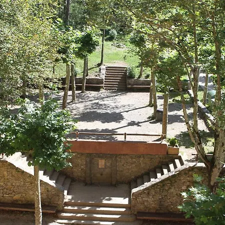 Hostel Roques Blanques *